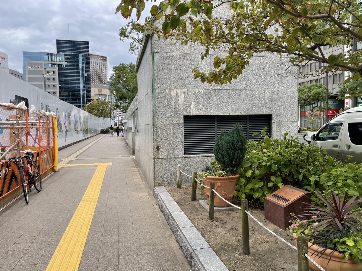 フラワーロード沿いの花壇に位置する