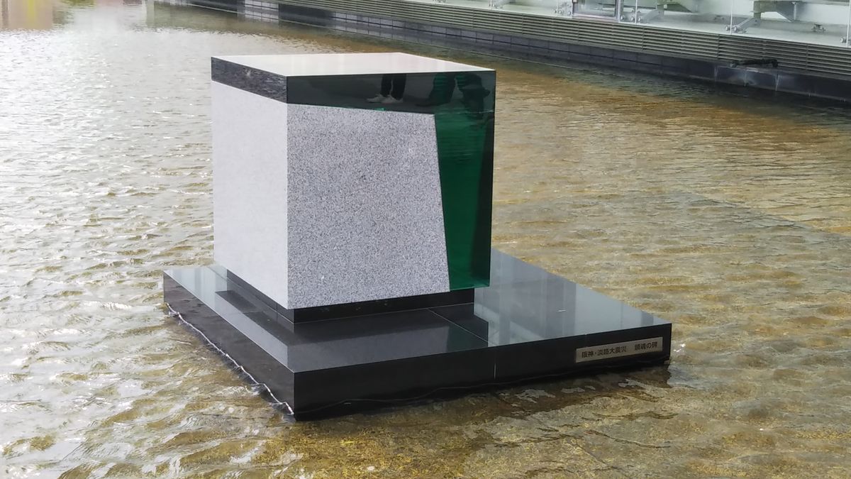 モニュメントの左斜め近影