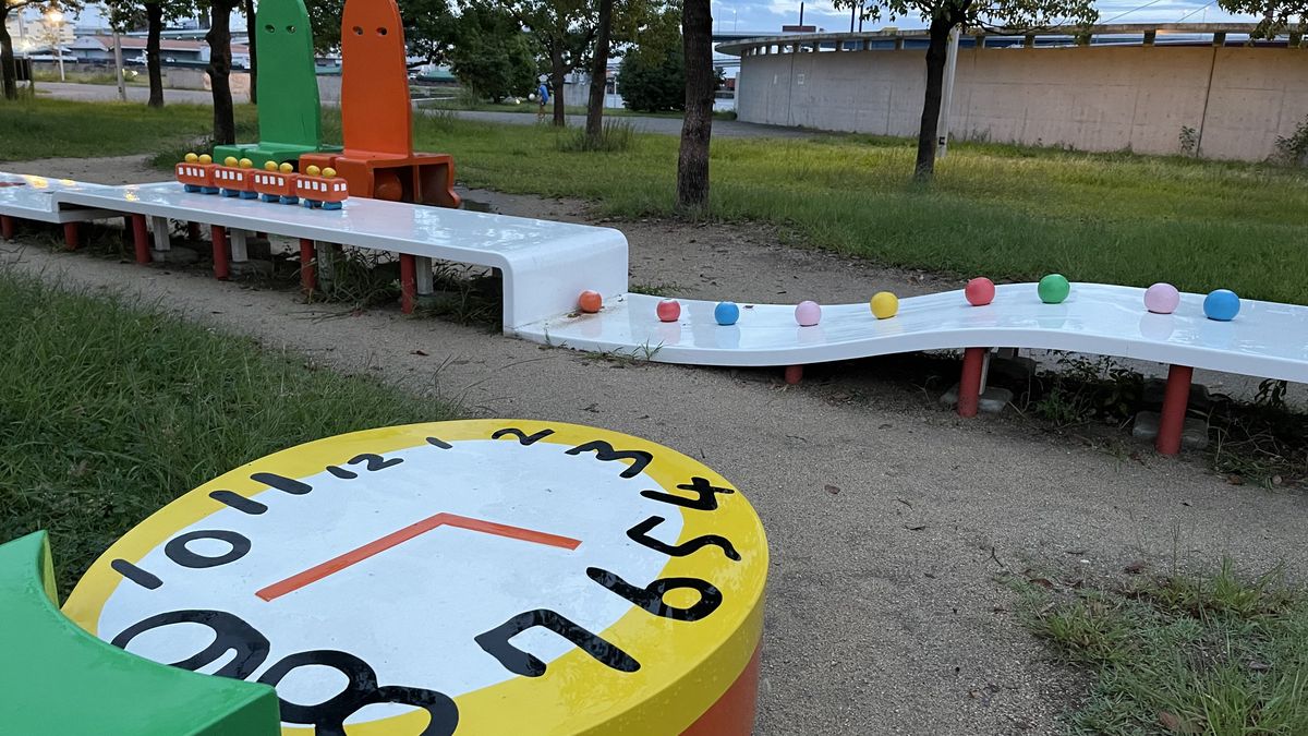 背後に幅90cm・長さ30mの遊具「ゆめ・きずな」