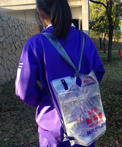 給水袋を背負う中学生の写真